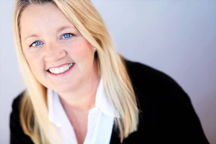 Liz Rose artist profile image