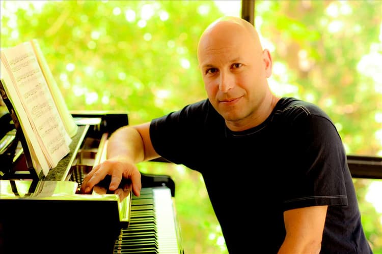 Inon Zur artist profile image