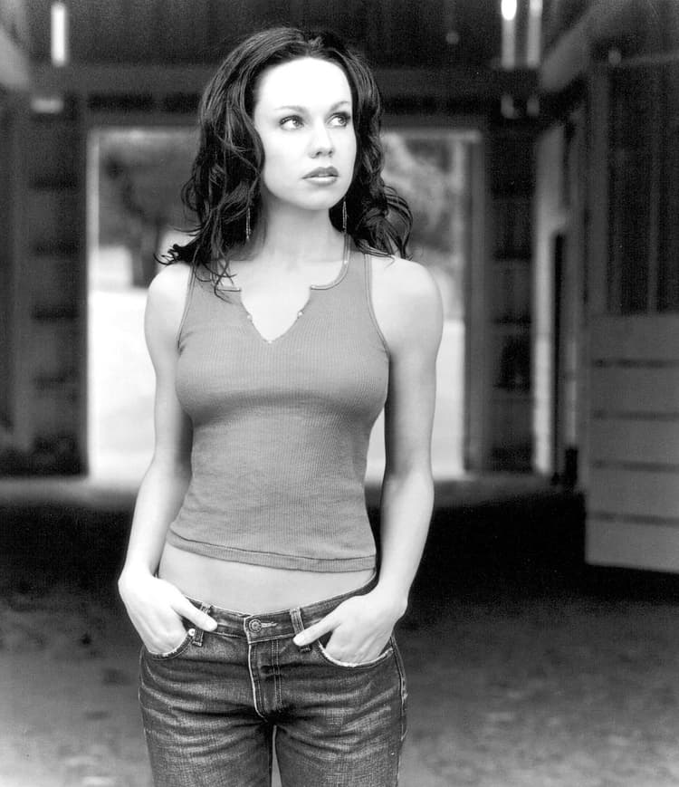 Cyndi Thomson artist profile image