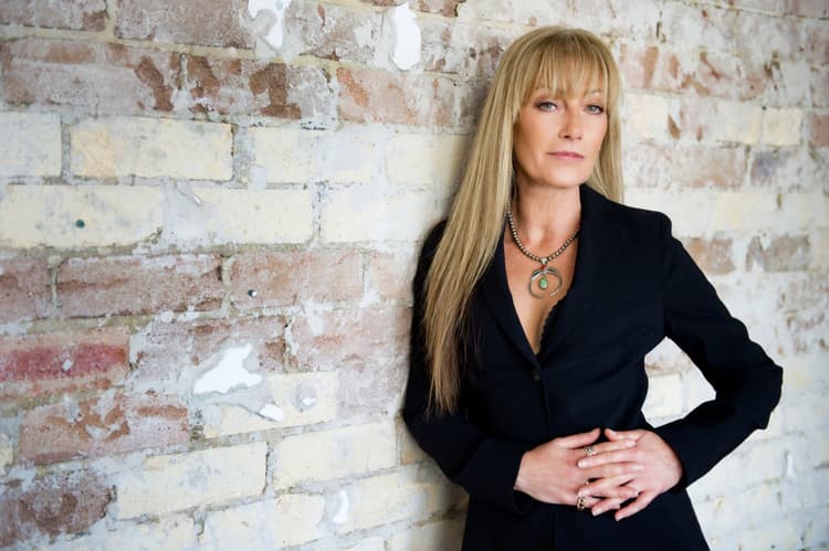 Wendy Matthews artist profile image