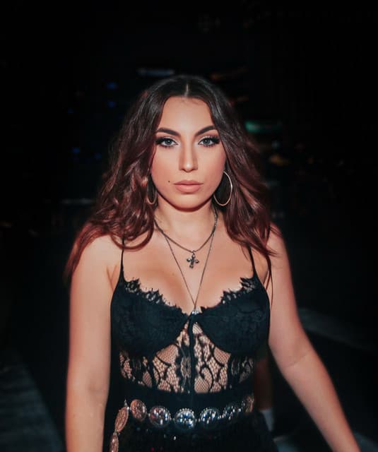 Sasha McVeigh artist profile image