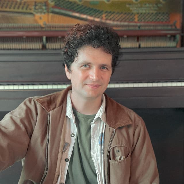 Vian Izak artist profile image