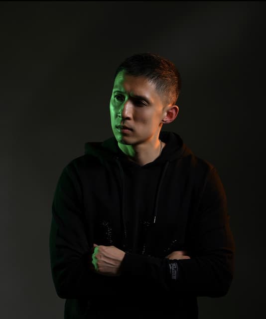 Stevie Hoang artist profile image