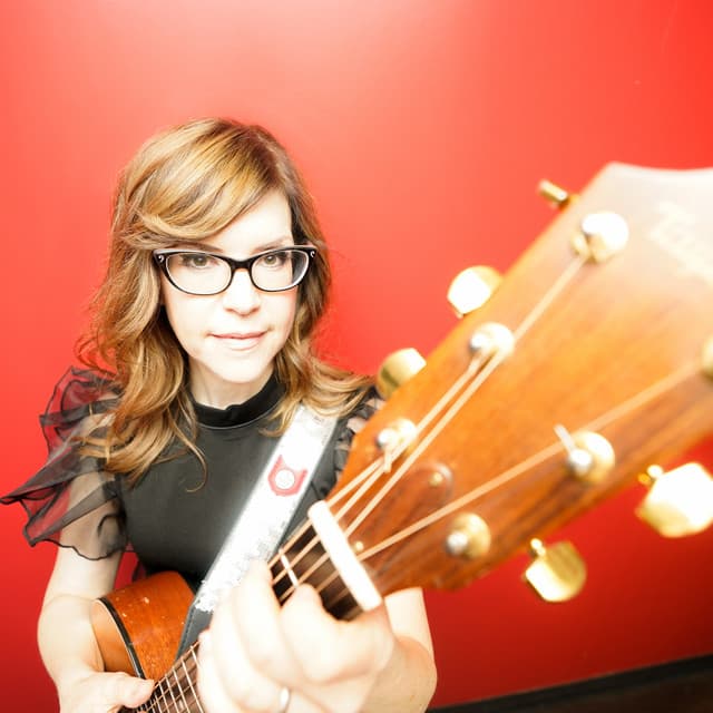 Lisa Loeb artist profile image