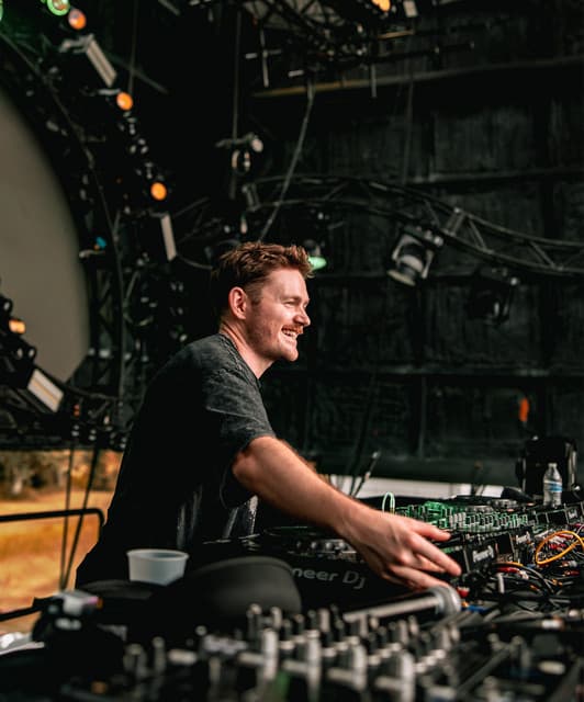 AVELLO artist profile image