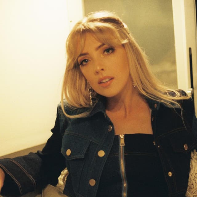 Rhea Robertson artist profile image