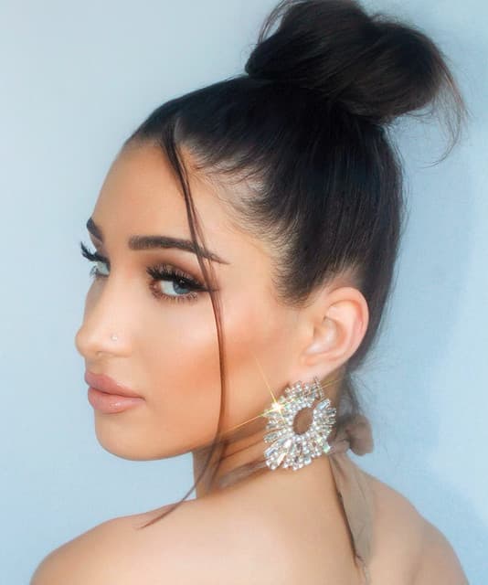 Halle Abadi artist profile image