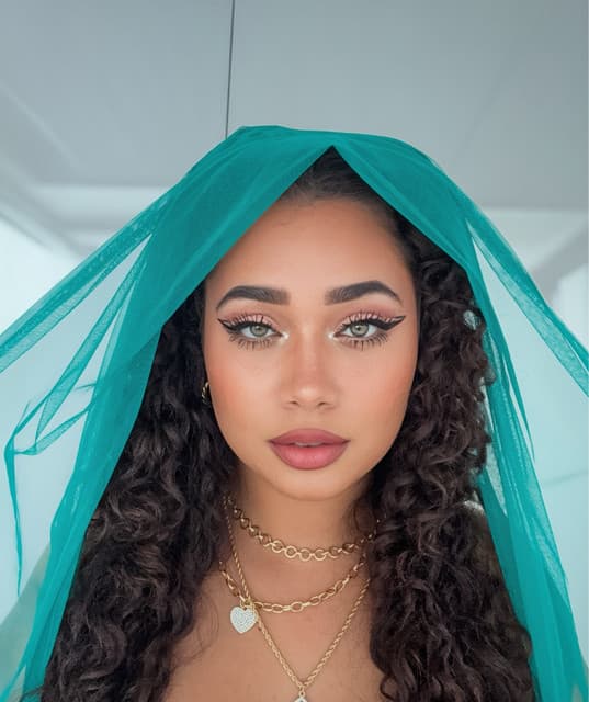 Nikki Russell artist profile image