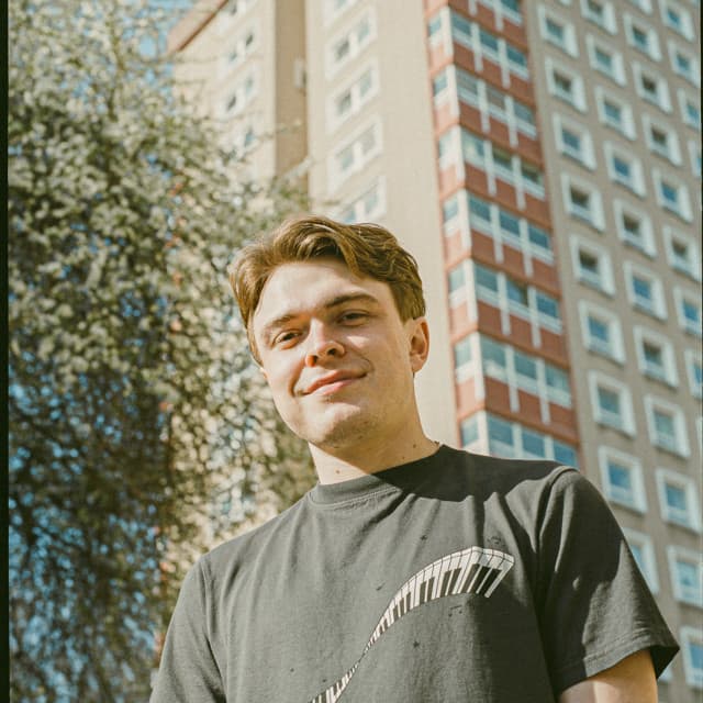 Elliot Schooling artist profile image