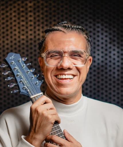 Hamilton De Holanda artist profile image