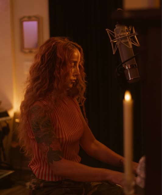 Ashley Monroe artist profile image