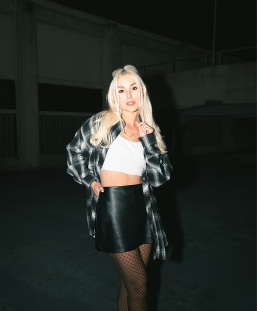 Royale Lynn artist profile image