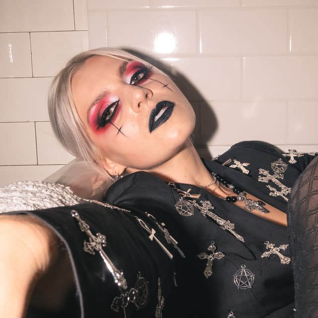 Hannah Duckworth's artist profile image