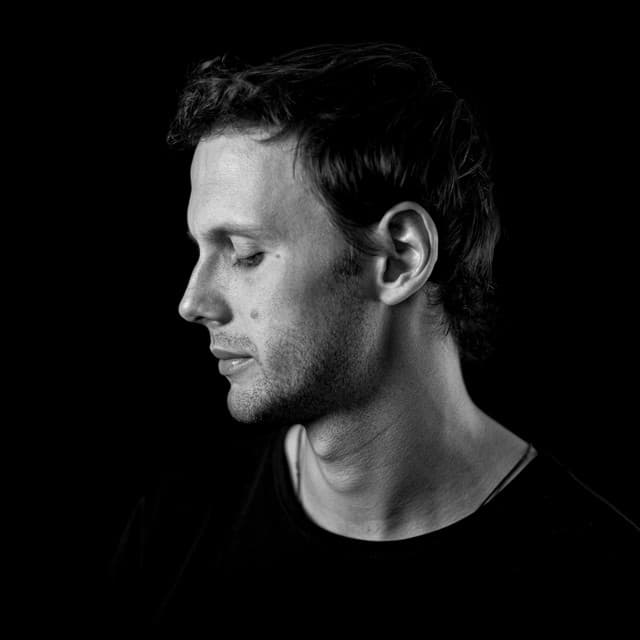 Simon Vuarambon artist profile image