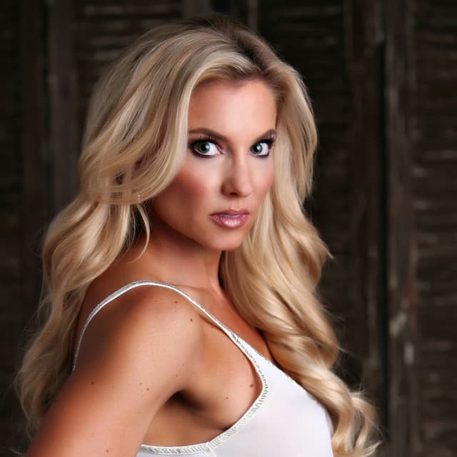 Julie Roberts artist profile image