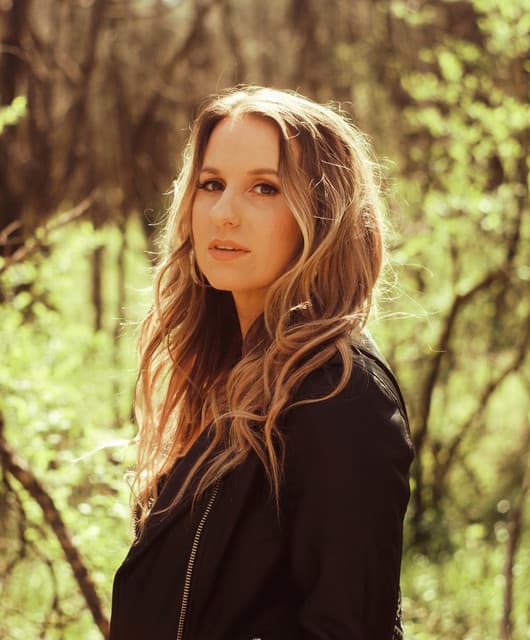 Caitlyn Smith artist profile image