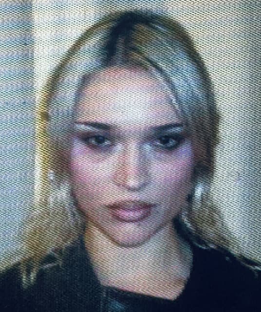 Lolo Zouaï artist profile image