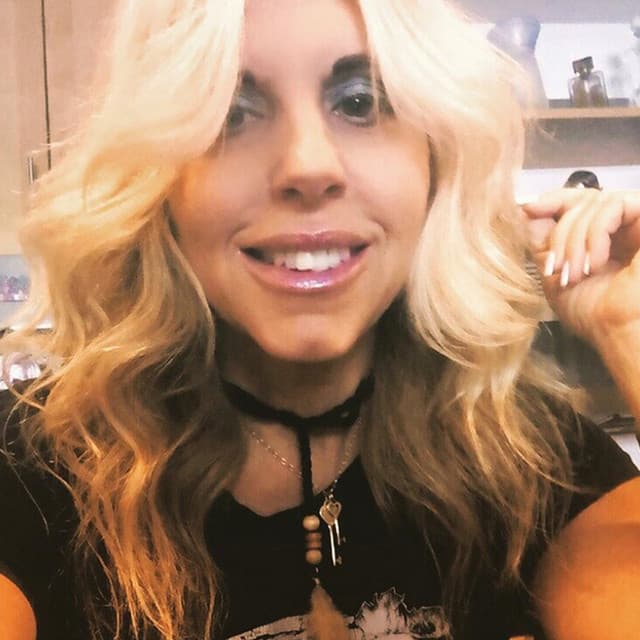 Eliza Neals artist profile image