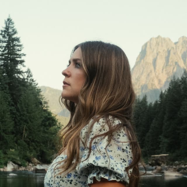 Leanna Crawford artist profile image