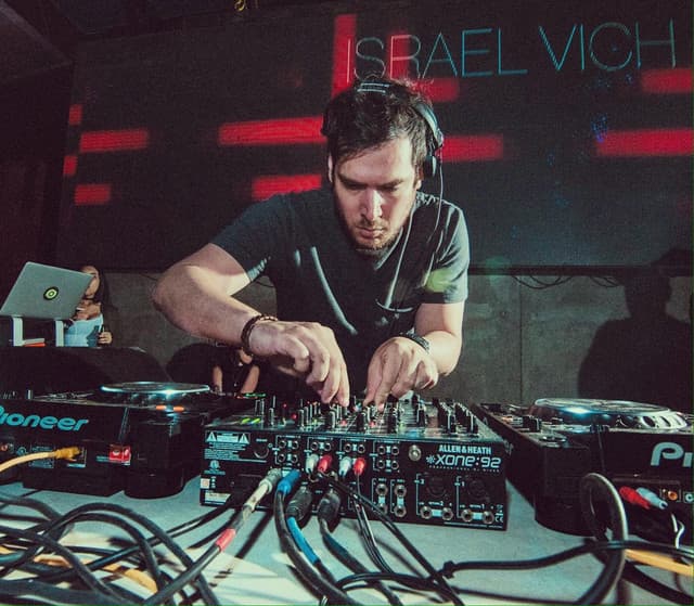 Israel Vich artist profile image