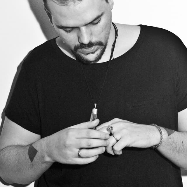 Nihil Young artist profile image