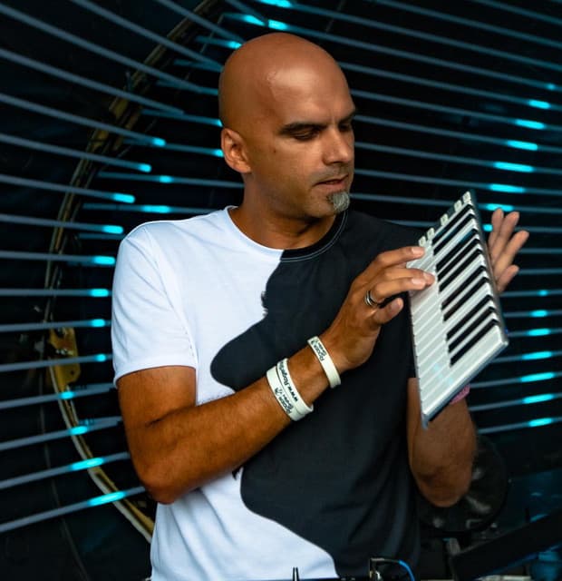 Roger Shah artist profile image