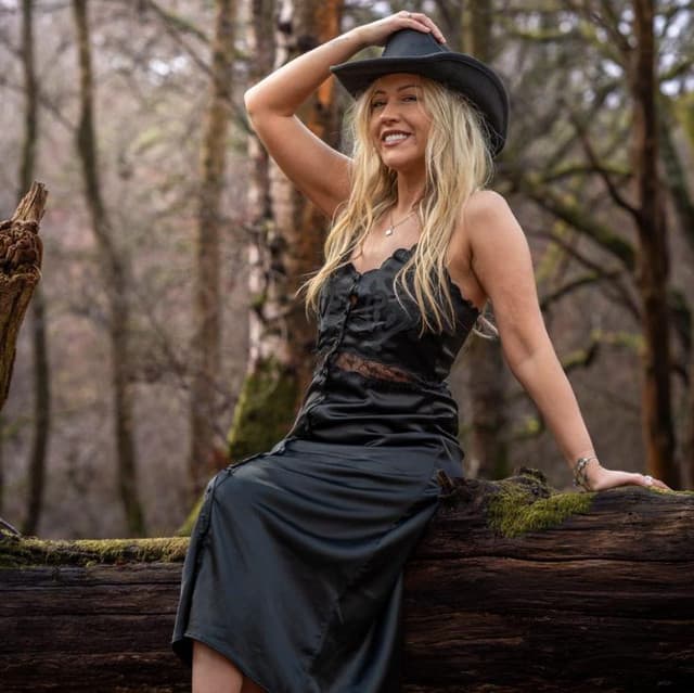 Laura Aston artist profile image