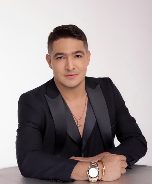Julian Daza artist profile image