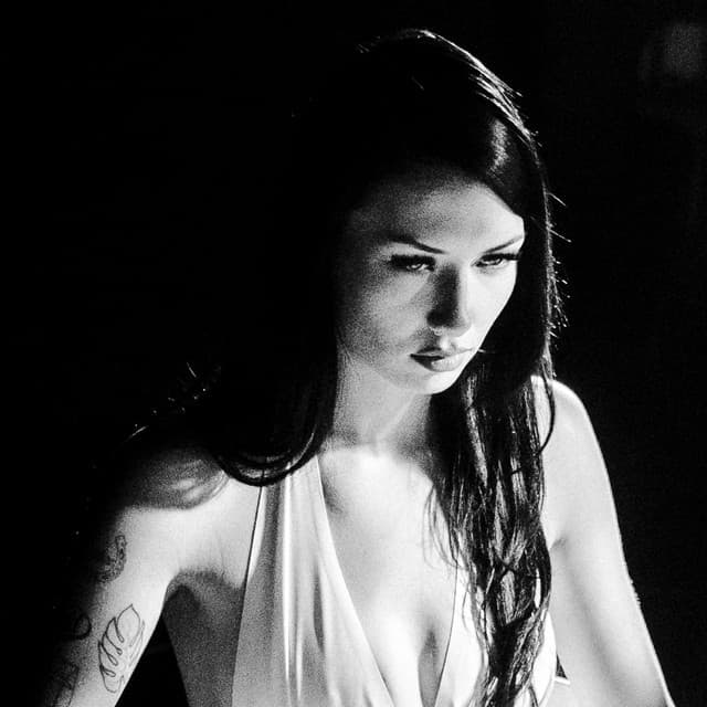 Nieve Ella artist profile