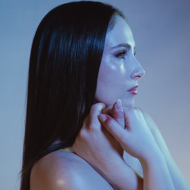 Julia Gartha artist profile image