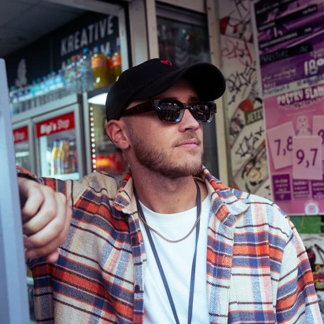 Dennis Louvra artist profile image