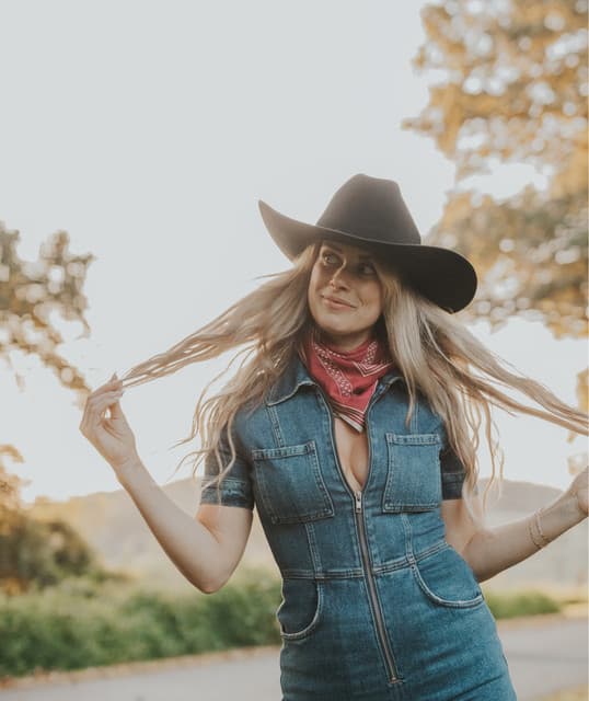 Carly Simmons artist profile image