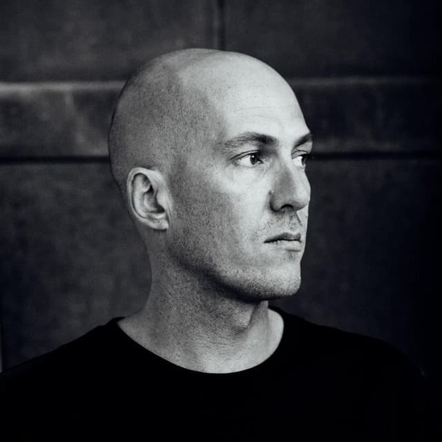 Julian Jeweil artist profile image