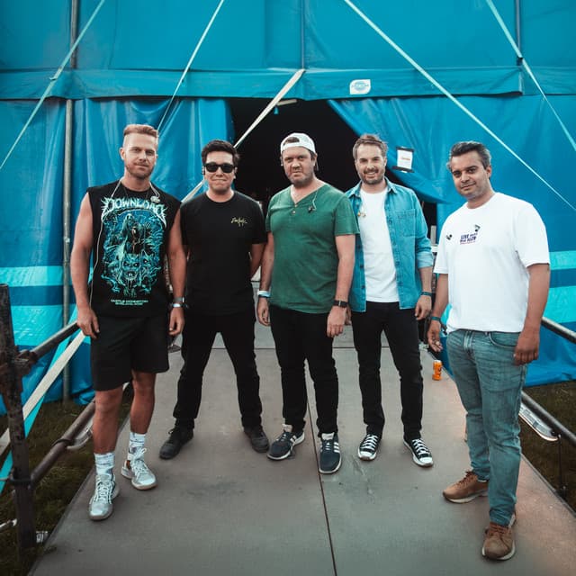 Elliot Minor artist profile