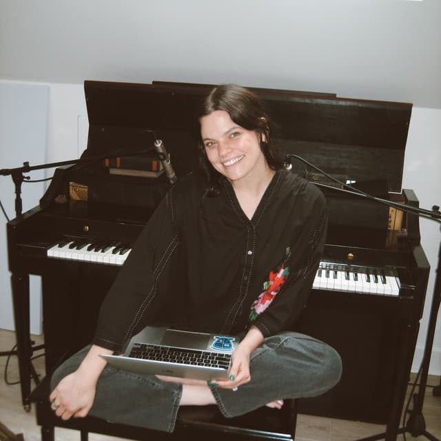 Savannah Locke artist profile image