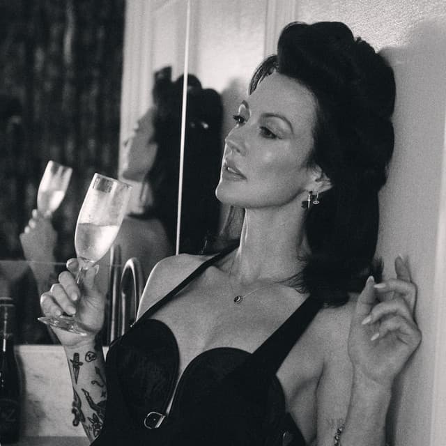 Amanda Shires artist profile image