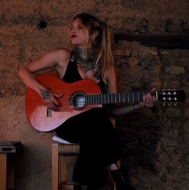 Luna La Hara artist profile image