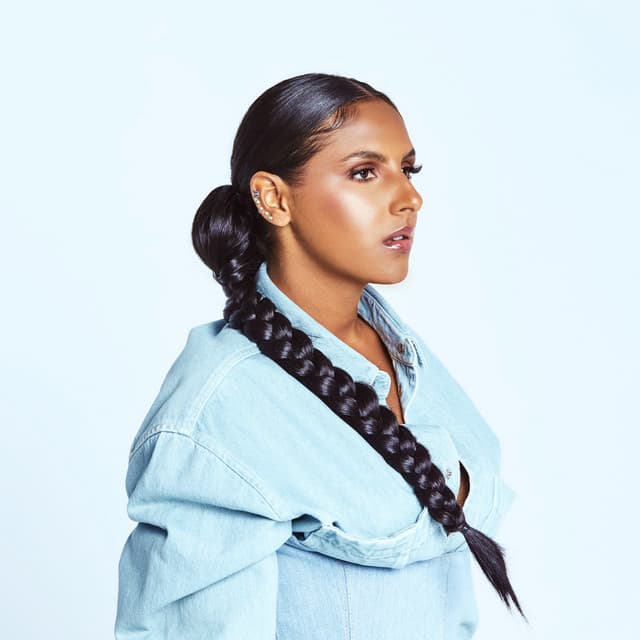 Lynda's artist profile image