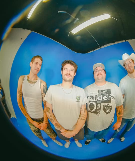 Mom Jeans. artist profile image