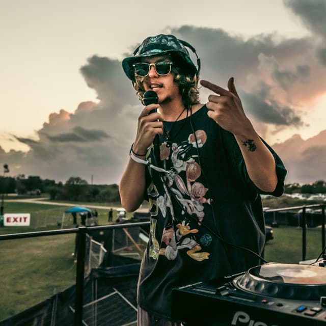 shwiLLy artist profile image