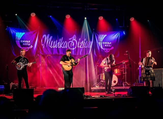 The Stowes artist profile image