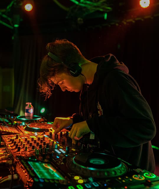 MAD DUBZ artist profile image