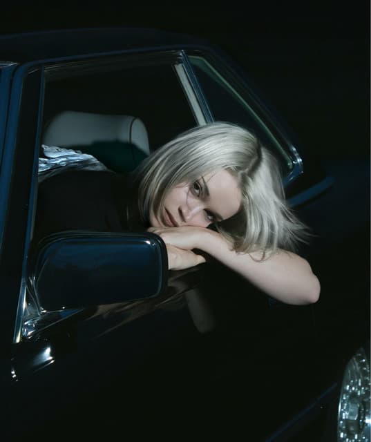Lolo Zouaï artist profile image