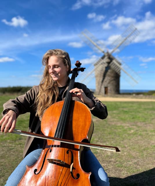 Lucie Cravero artist profile image