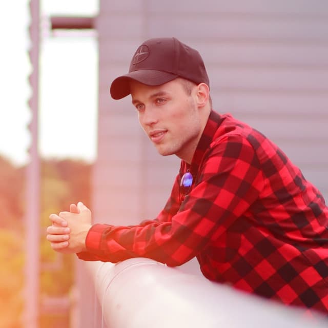 Simon Riemann artist profile image