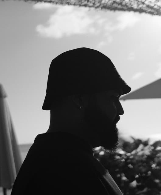 SirYLL artist profile image