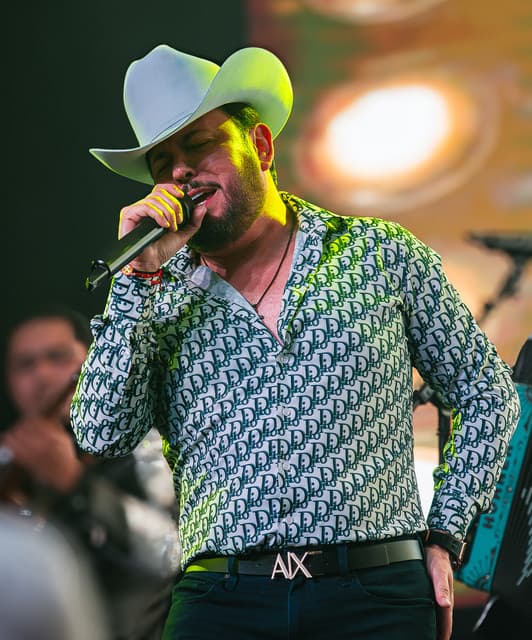 Roberto Tapia artist profile