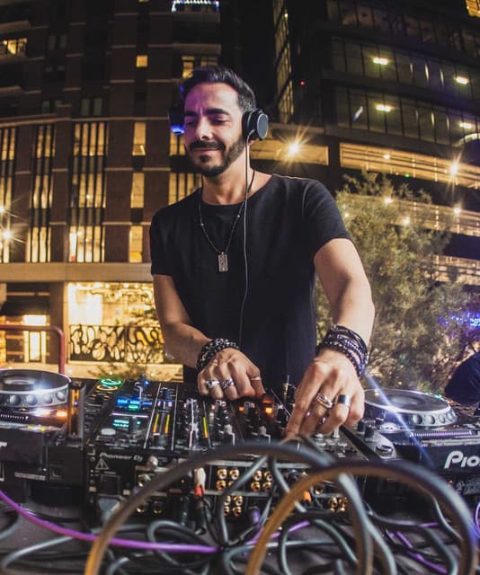 Simone Vitullo artist profile image
