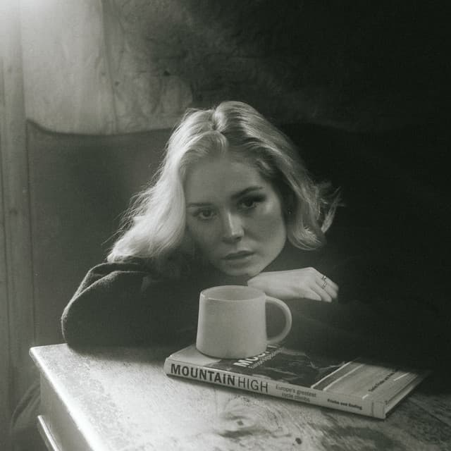 Nina Nesbitt's artist profile image