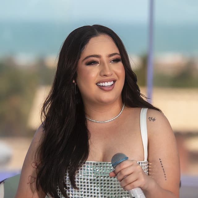 Mari Fernandez artist profile image